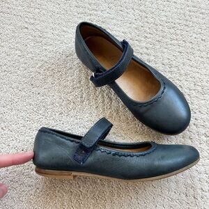 Belly button navy blue leather Mary Jane shoes. Velcro buckle. Size euro 30